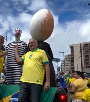 Bonecos de Lula e Moraes marcam protesto na orla de Maceió neste domingo (3)