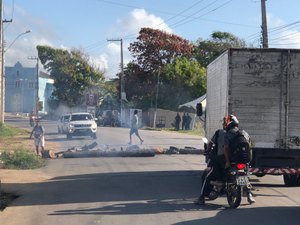 Familiares fecham trecho da AL 101-Norte exigindo justiça sobre criança que morreu eletrocutada