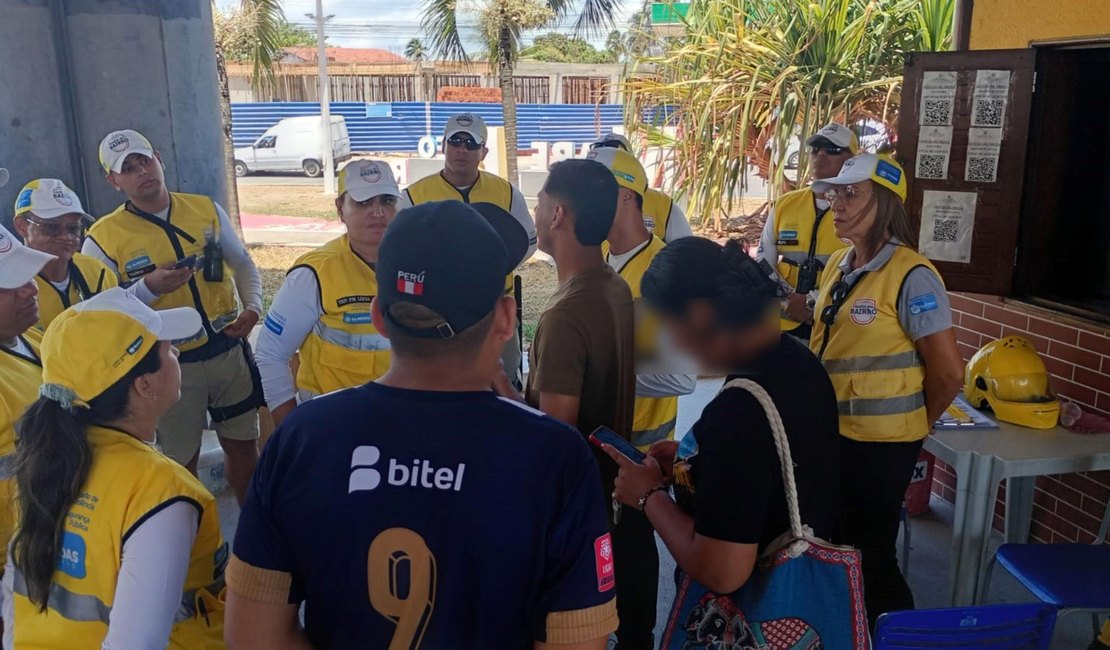Ronda no Bairro atende estrangeiros em situação de vulnerabilidade na Praia do Francês