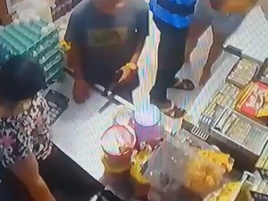 [Vídeo] Dupla armada invade mercadinho, leva dinheiro e mercadorias