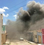 [Vídeo] Incêndio atinge residência no centro da cidade de Rio Largo 
