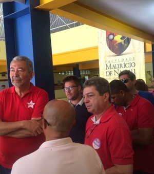 Paulão renuncia privilégio de candidato e enfrenta fila para votar