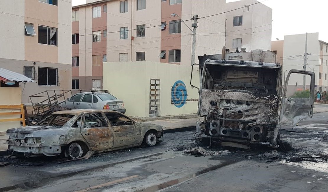 Em nova noite de ataques, bandidos incendeiam ônibus e posto no Ceará