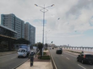 Equipes de iluminação trabalham para recuperar postes danificados por curto-circuito