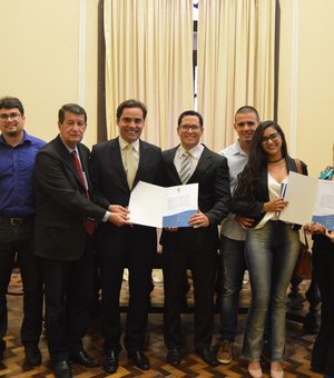 Câmara de Maceió empossa dois dos quatro aprovados em concurso público
