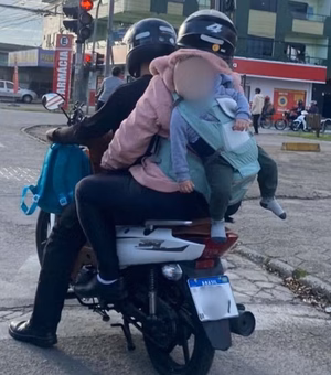 Casal faz bebê de 'mochila' em garupa de moto e cena causa revolta na web