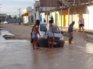 [Vídeo] Cano estoura durante madrugada e causa grande vazamento de água 