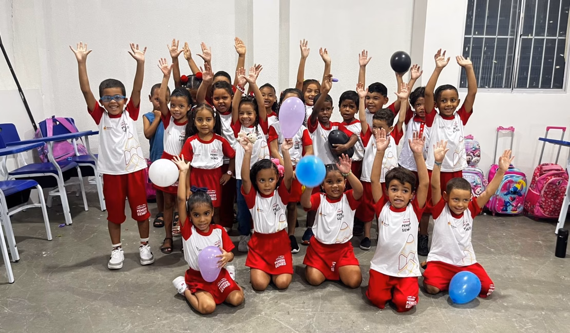 Ano letivo começa com fardamento novo para 11 mil alunos da rede municipal de Penedo