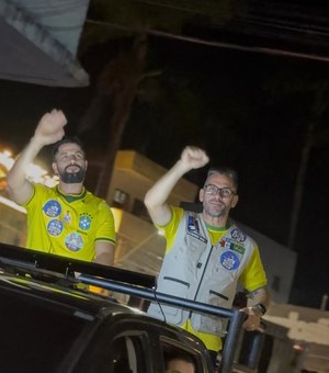 Leonardo Dias e Fábio Costa percorrem Palmeira dos Índios em grande carreata da Direita
