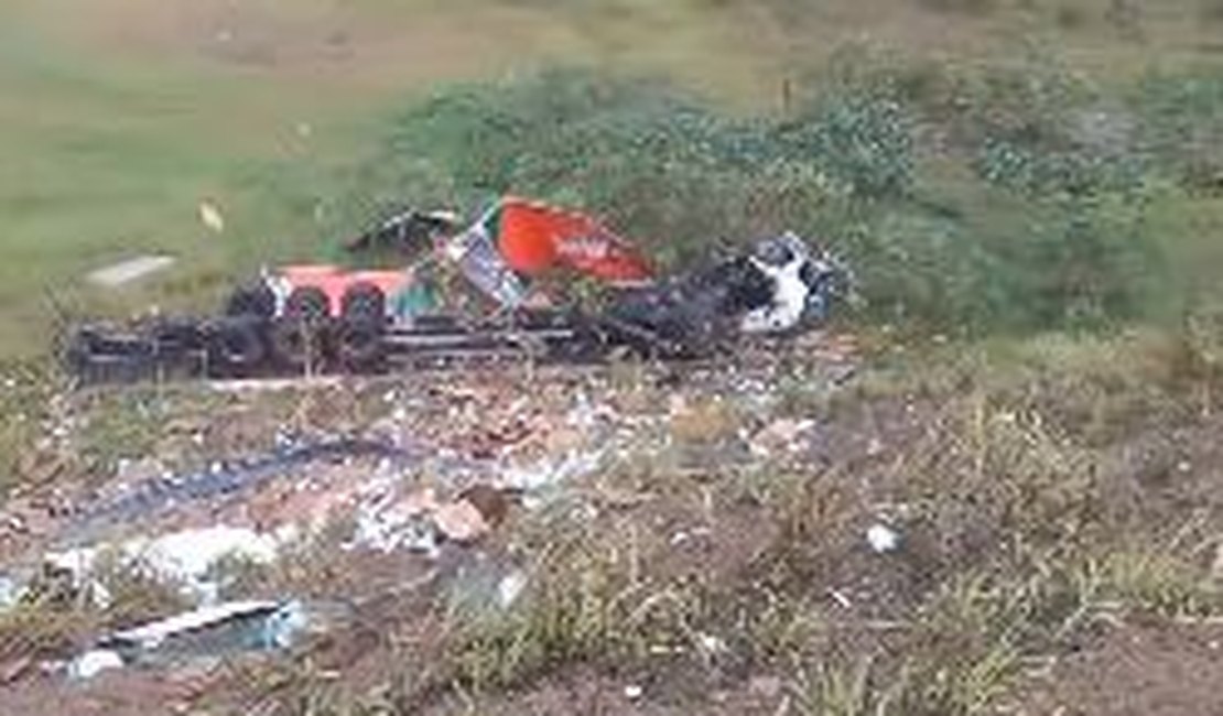 Carreta tomba na 'Curva do Criminoso', na BR-104, em Pernambuco