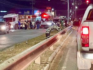 Acidente no cruzamento das ruas Benjamim Freire de Amorim e Pio, em Arapiraca, deixa três pessoas feridas
