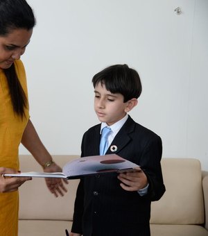 Brasileiro de 8 anos vai a NY pedir que português vire língua oficial da ONU