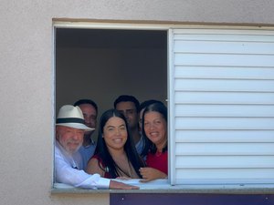 Ao lado de JHC e Paulo Dantas, Lula entrega moradias e comemora marco do Minha Casa, Minha Vida