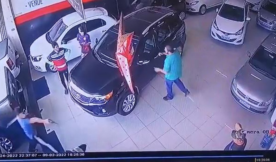 [Vídeo] Câmera de segurança mostra que dono de revendedora de carros era o alvo dos criminosos
