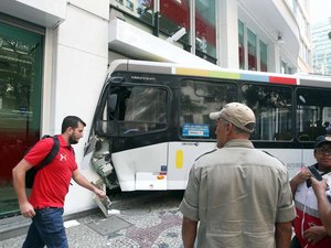 Ônibus invade agência bancária e deixa dois feridos no Rio