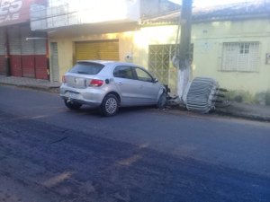 Veículo sobe em calçada, colide em poste e derruba o transformador de energia em Arapiraca