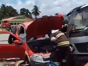 Colisão entre caminhão e carro deixa homem preso às ferragens na BR-101