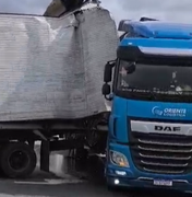[Vídeo] Colisão entre carretas provoca interdição parcial da BR-101, em Pilar