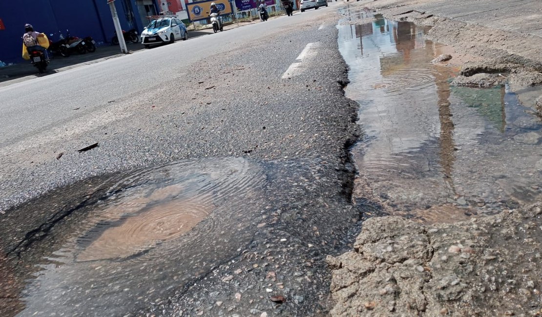 [Vídeo] Vazamento é registrado na Rua Marechal Deodoro, em Arapiraca