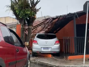 [Vídeo] Colisão entre dois veículos deixa fachada de restaurante destruída em Arapiraca