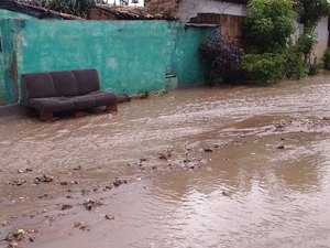 Moradores tiveram casas invadidas pela água em bairro de Arapiraca 