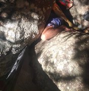 [Vídeo] Homem fica preso embaixo de rochas após deslizamento de pedras em Maravilha