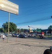Viatura da Polícia Civil e picape colidem na Avenida Durval de Góes Monteiro