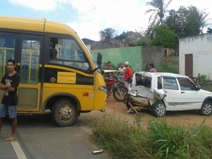 Carro com reboque roda na AL-115 e colide contra ônibus