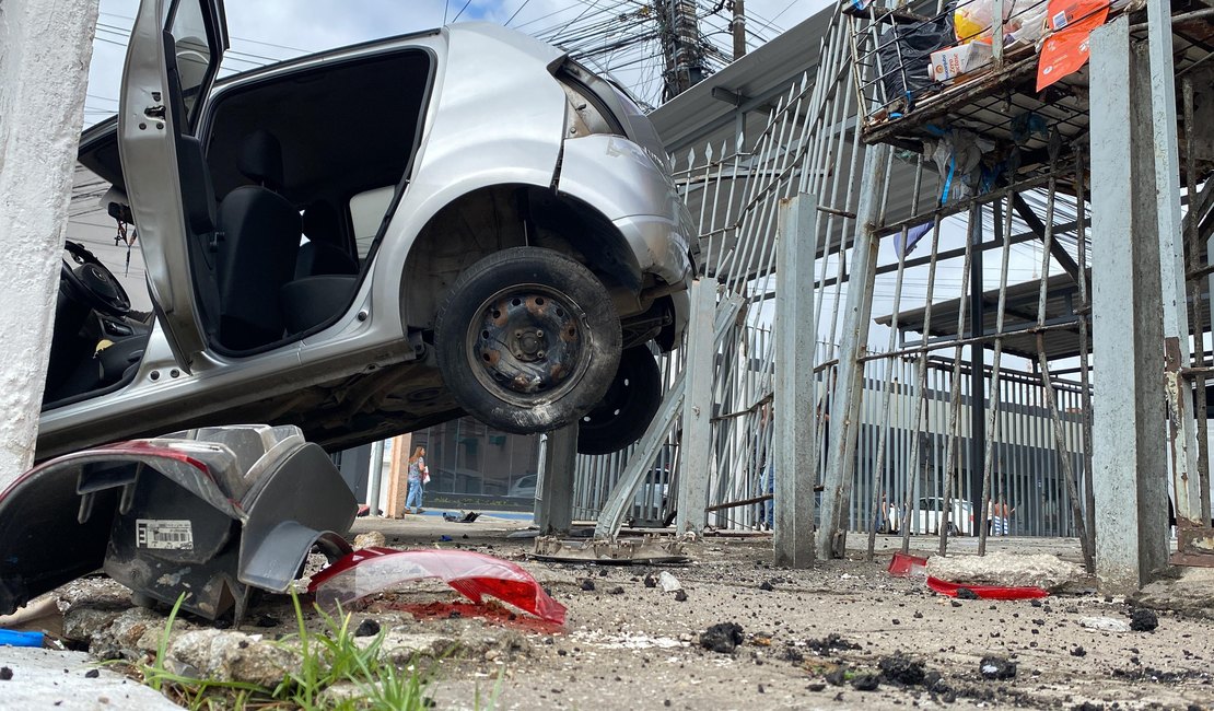 Com sinal intermitente, carros batem e veículo vai parar em calçada, em Maceió