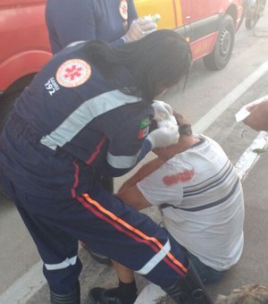 Idoso é atropelado por motociclista ao atravessar a rua em Arapiraca 