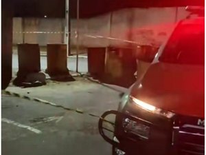 Passageiro de moto é morto a tiros após ser perseguido por carro no bairro Farol, em Maceió