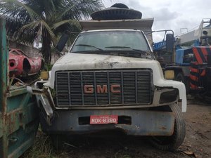 Motorista perde controle de caçamba de lixo e colide com retroescavadeira em São Miguel dos Milagres
