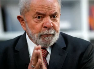 Lula diz que Brasil não precisa de teto de gastos e chama regra de “irresponsável”