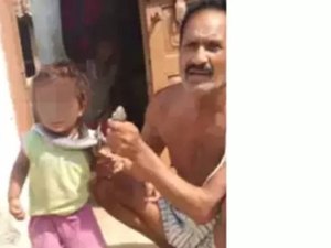 Homem morre após se exibir com cobra e deixar ela se enrolar em seu pescoço