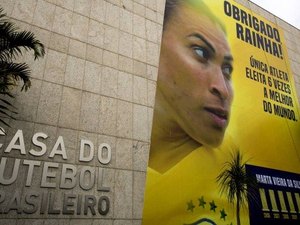 Marta ganha homenagem da CBF após ser eleita a melhor do mundo 