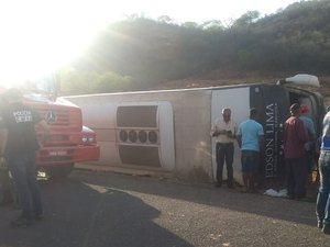 Motociclista morre e ônibus da banda ‘Gatinha Manhosa’ tomba em rodovia do Piauí