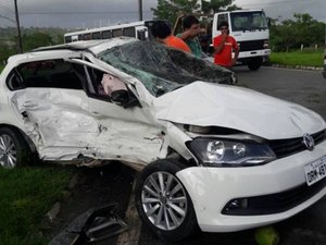 Acidente entre caminhão e veículo deixa uma pessoa morta na BR-101
