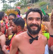 Caio Blat abaixa a sunga e mostra bumbum durante Carnaval de Olinda