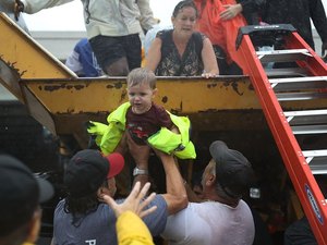 Bebê sobrevive a enchente agarrado a cadáver da mãe