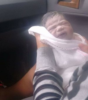 Mulher grávida dá à luz dentro de carro a caminho do hospital 
