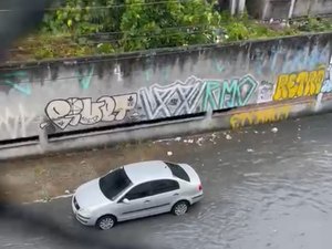 Após chuva, esgoto e lixo invadem ruas de Maceió