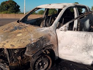 [Vídeo] Carro pega fogo em Arapiraca durante inspeção de oficina mecânica