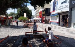 Pedestres circulam pelo centro de Arapiraca