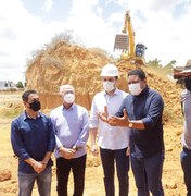 Júlio Cezar e Alexandre Ayres acompanham inicio da obra do Hospital Regional do Médio Sertão