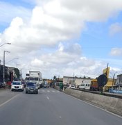 Colisão entre carreta e carro deixa trânsito lento na BR-104 em Rio Largo