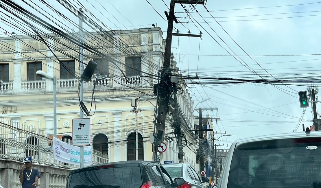 Poste ameaça cair no Centro de Maceió