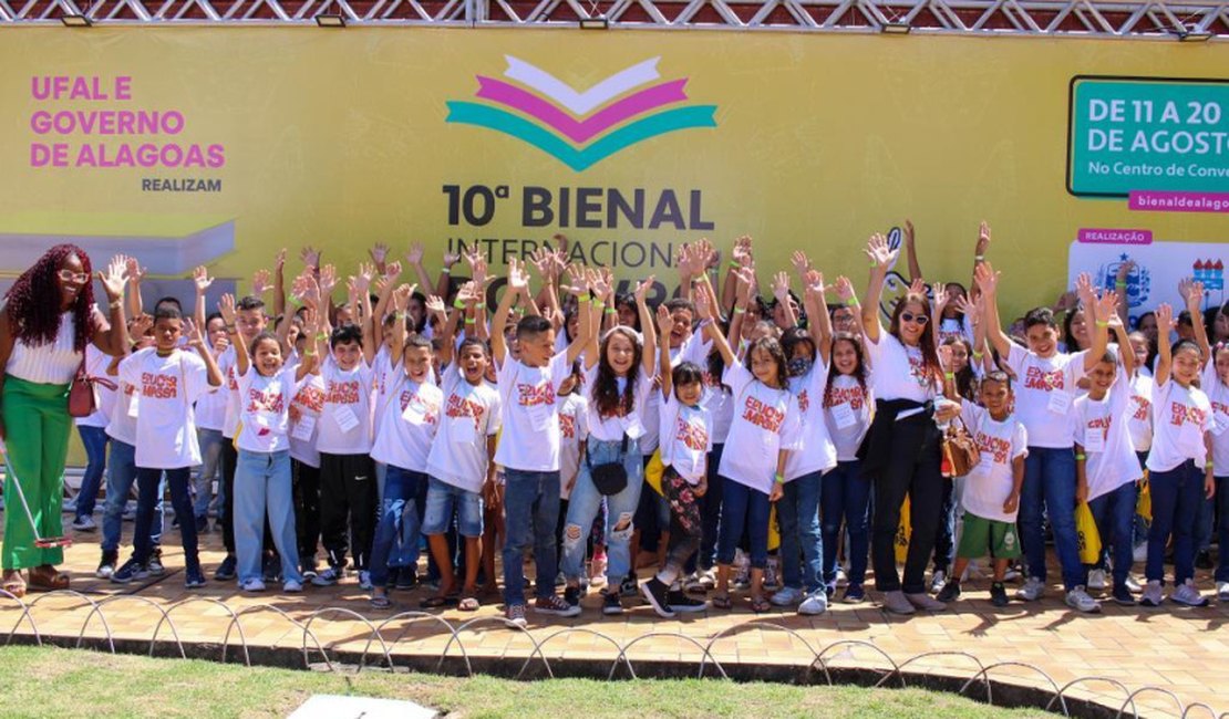 Cerca 2 mil alunos visitam Bienal e compram livros com vales entregues pela Prefeitura de Maceió