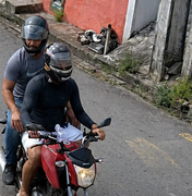 [Vídeo] Dupla em moto é flagrada roubando celulares de alunos no Feitosa, em Maceió
