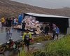 [Vídeo] Caminhão com carga de frutas tomba na BR-101 em Colônia Leopoldina; pista fica interditada