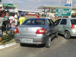 Colisão entre dois veículos deixa trânsito lento na AL-220